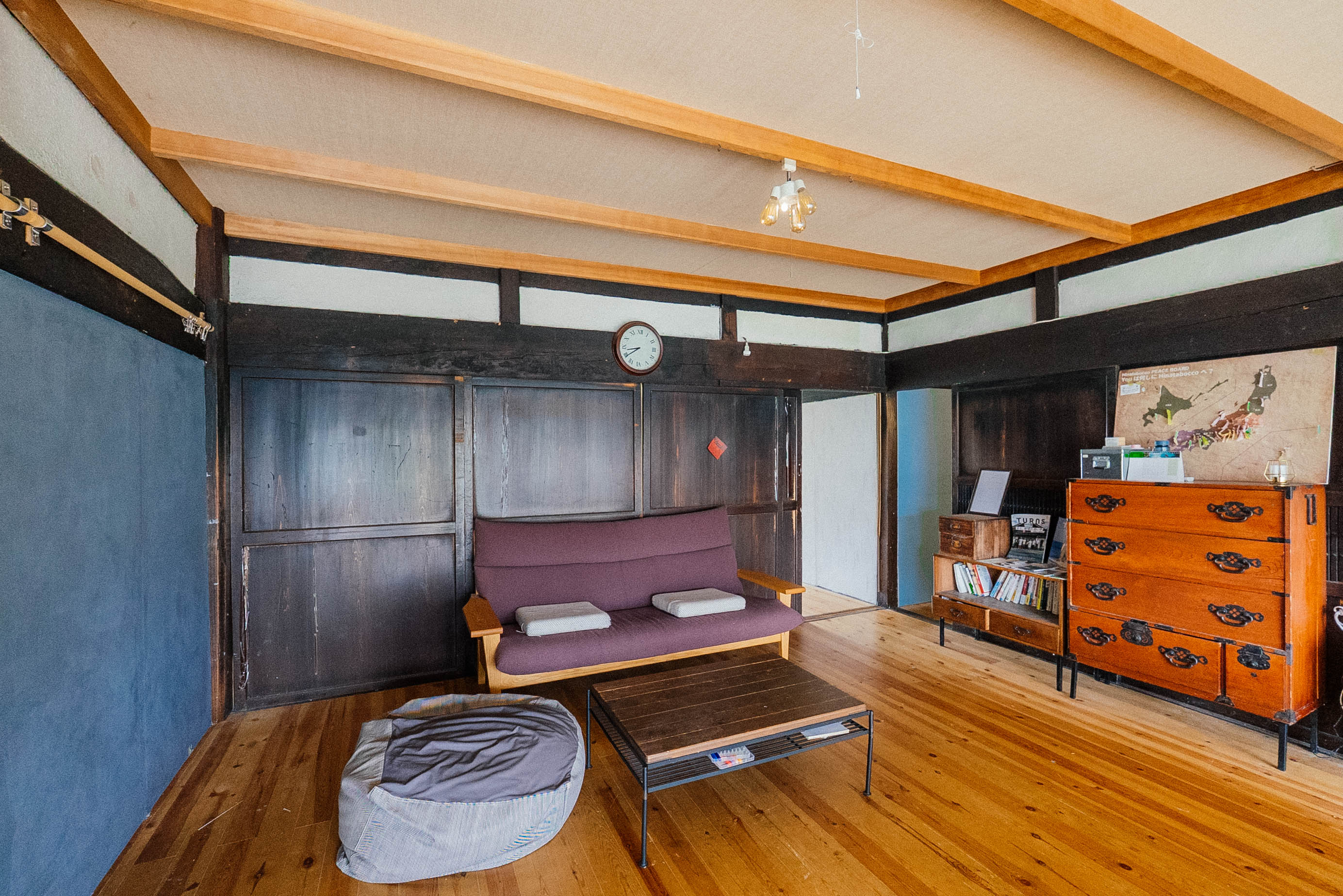hinatabocco guesthouse リビングとダイニング