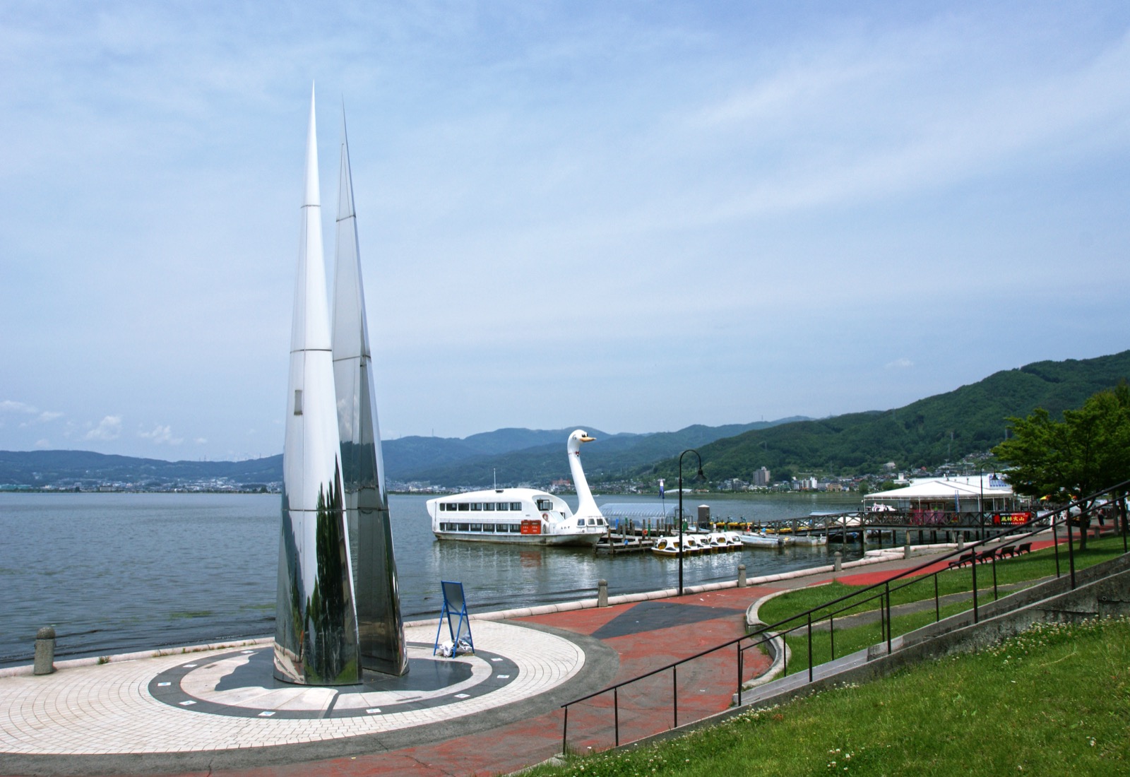 諏訪湖の湖畔風景